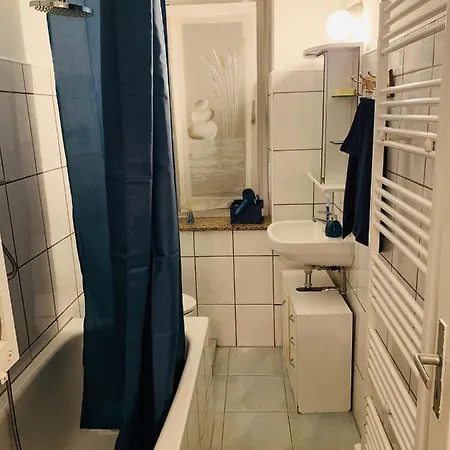 Schone Helle Mit Balkon Und Kuche Essen