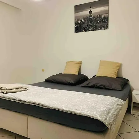 Schone Helle Mit Balkon Und Kuche Apartment *