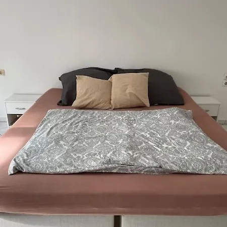 Schone Helle Mit Balkon Und Kuche Apartment